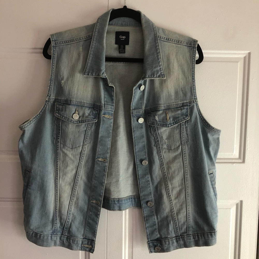 🌸 Gap denim vest.